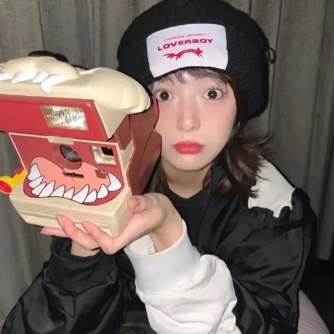 她的微笑像颗糖
